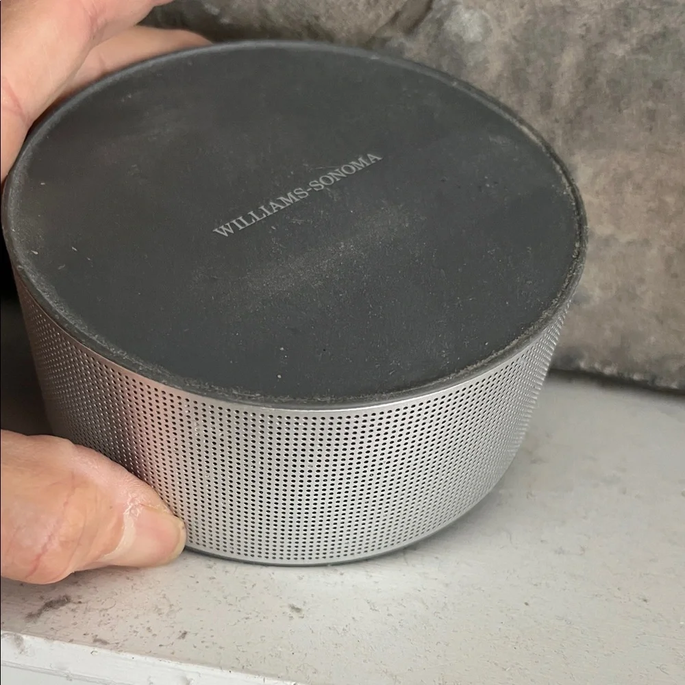 $80 Williams Sonoma Gray Bluetooth Loudspeaker Device w/Power cord iPhone IPad